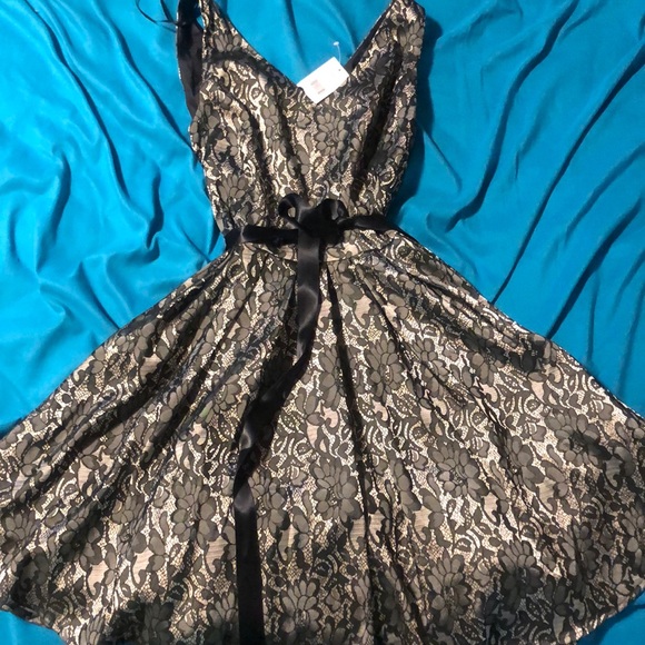 Suzy Shier lace dress - Picture 1 of 3